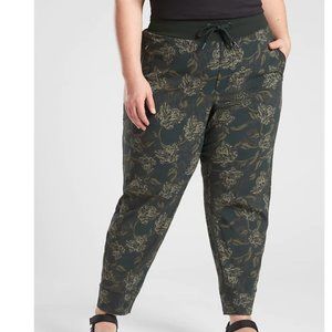 NWT $98 Athleta Trekkie North Printed Jogger in size 18!